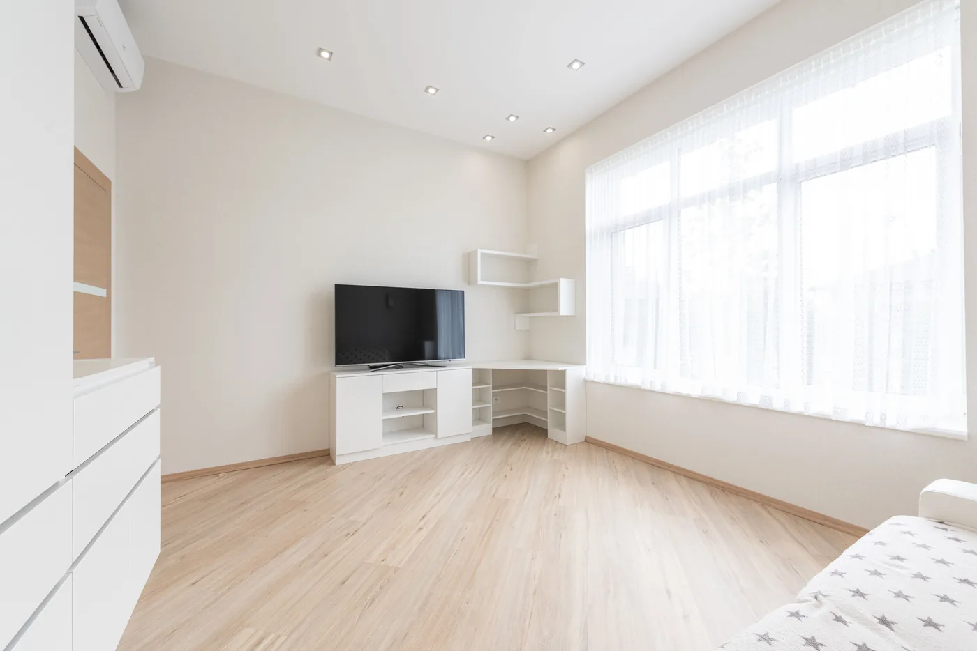 Sala fresca con unidad de aire acondicionado tipo mini split